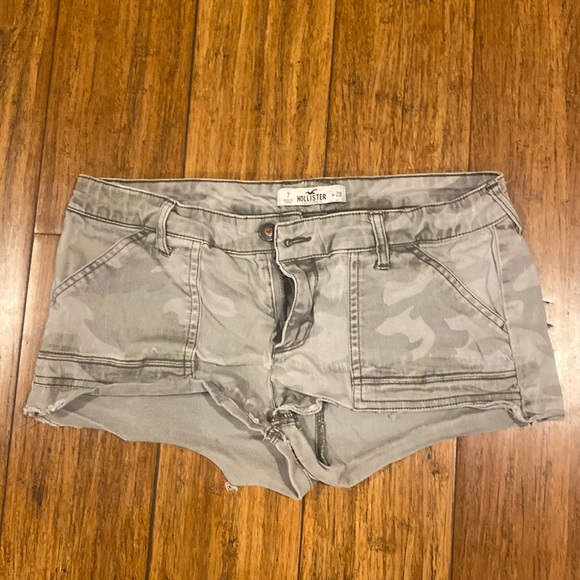 Hollister Pants - Hollister army green short low rise shorts 2” seem